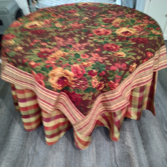 Custom made by Patricia Spratt linens. Never used. - Picture 3 of 4